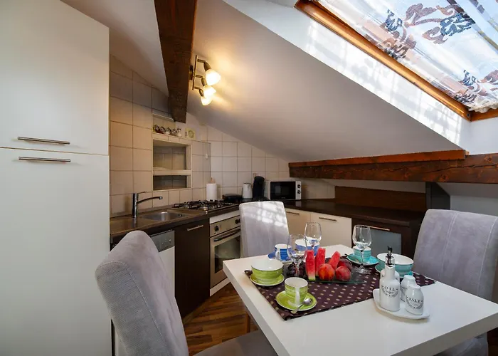 Viki Stinjan * פולה